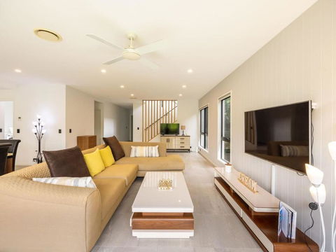 4BR Modern Home Near Parks And Dining With Outdoor Space - Gold Coast 4U 0