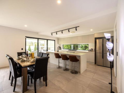 4BR Modern Home Near Parks And Dining With Outdoor Space - Gold Coast 4U 2