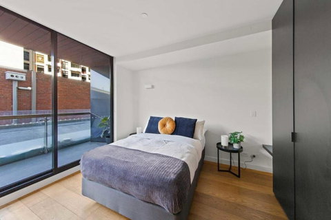 A Modern & Spacious 2BR Apt Near Melbourne Uni - 1 Gold Coast 0