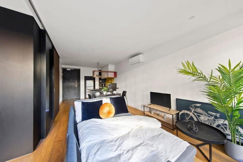 A Modern & Spacious 2BR Apt Near Melbourne Uni - 1 Gold Coast 2
