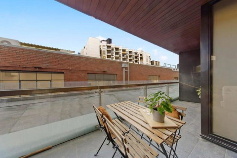 A Modern & Spacious 2BR Apt Near Melbourne Uni - 1 Gold Coast 3