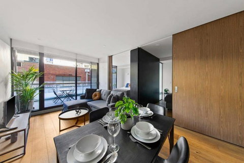 A Modern & Spacious 2BR Apt Near Melbourne Uni - 1 Gold Coast 4