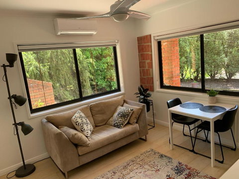 Adorable 1 Bedroom Private Apartment - 1 Gold Coast 2