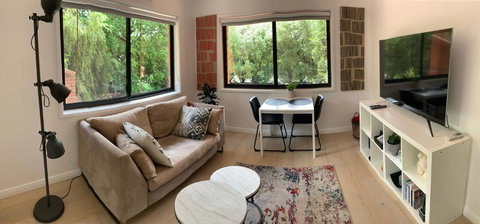 Adorable 1 Bedroom Private Apartment - 1 Gold Coast 0