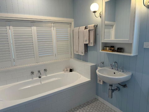 B & B On The Water - Accommodation Gold Coast 2