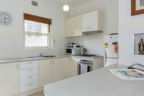 B6 Crawley Apartment 1 BRM & Sleepout Near UWA - Accommodation Gold Coast 3