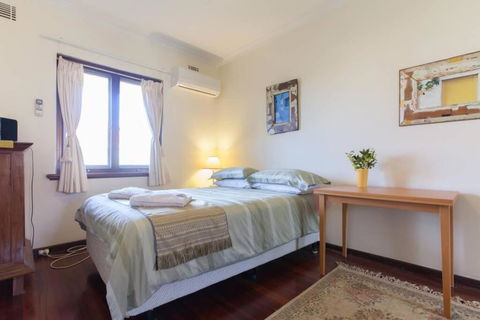 B8 Crawley Apartment 1 BRM & Sleepout Near UWA - Accommodation Gold Coast 3