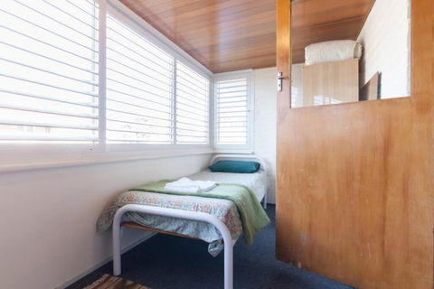 B8 Crawley Apartment 1 BRM & Sleepout Near UWA - Accommodation Gold Coast 4