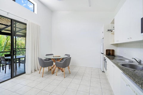 Baden 96 - Rainbow Shores. Pool. Tennis Court. Walk To Beach - Accommodation Gold Coast 4