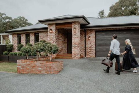 BADGER HOUSE - 4 Bed, 4 Bath, Stunning Entertainer Plus Fire - Accommodation Gold Coast 1