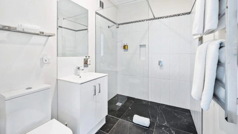 Balconies Lakeside On Lake Daylesford - Accommodation Gold Coast 3