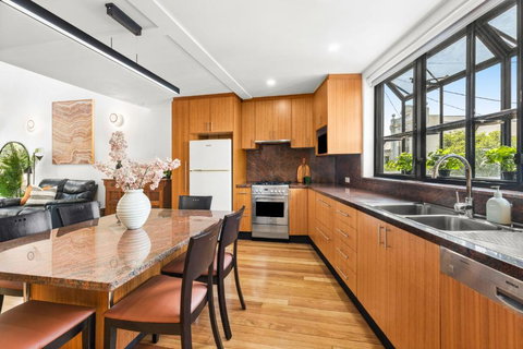 Balmain Retreat - 2BR + Study - Accommodation Gold Coast 3