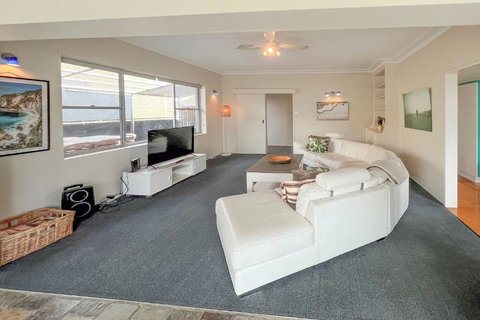 Banyan, 14 Montevideo Parade - Spacious Pet Friendly Property With Air Con And WiFi - Accommodation Gold Coast 2
