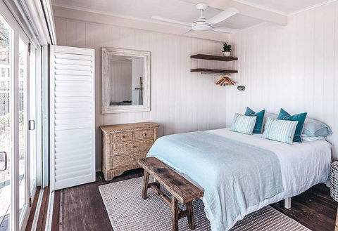 BAY PROPERTIES . Beach House Studio - Accommodation Gold Coast 3