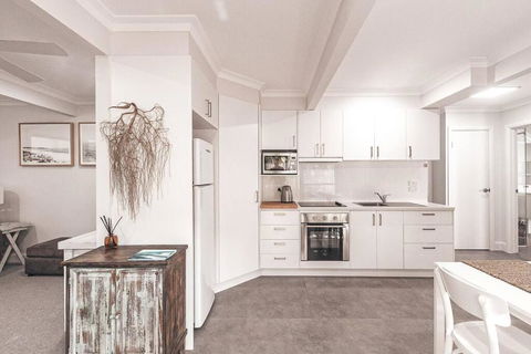 BAY PROPERTIES . Summer Salt On Main - Accommodation Gold Coast 4