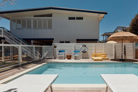BAY PROPERTIES . The Sailors Bungalow - Accommodation Gold Coast 2