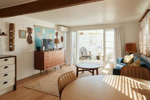 BAY PROPERTIES . The Sailors Bungalow - Accommodation Gold Coast 0