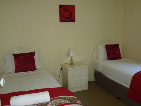 Le Lavandou Holiday Apartments - Gold Coast 4U 24