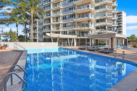 Pacific Regis Beachfront Holiday Apartments - Gold Coast 4U 3