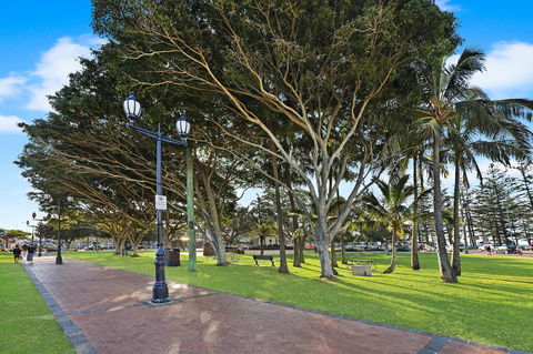 Pacific Regis Beachfront Holiday Apartments - Gold Coast 4U 18