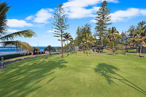 Pacific Regis Beachfront Holiday Apartments - Gold Coast 4U 15