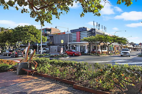 Pacific Regis Beachfront Holiday Apartments - Gold Coast 4U 16
