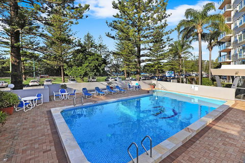 Pacific Regis Beachfront Holiday Apartments - Gold Coast 4U 4