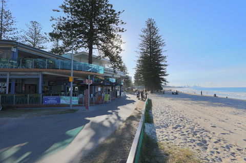 Pacific Regis Beachfront Holiday Apartments - Gold Coast 4U 17