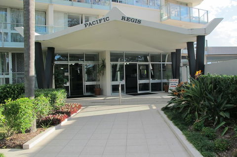 Pacific Regis Beachfront Holiday Apartments - Gold Coast 4U 10