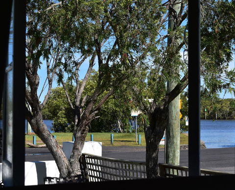 Absolute Waterfront - 1 Gold Coast 7