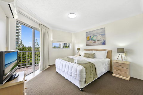 The Ritz Resort Heated Pool - Gold Coast 4U 12
