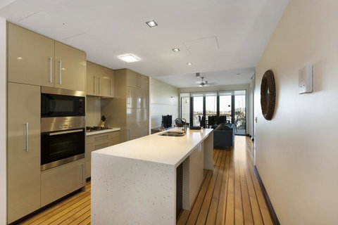 Boathouse Port Of Airlie - 1 Gold Coast 6