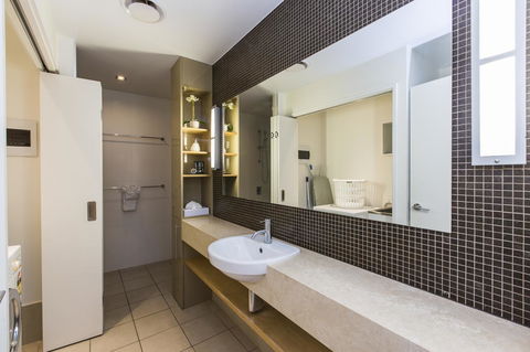 Boathouse Port Of Airlie - 1 Gold Coast 18