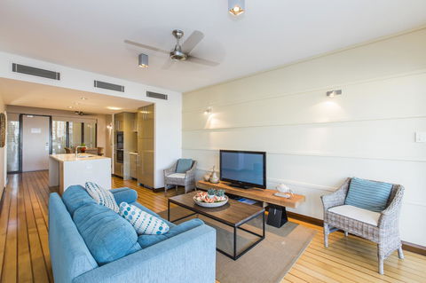 Boathouse Port Of Airlie - 1 Gold Coast 9