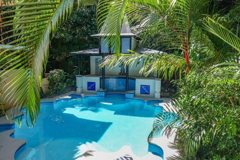 Martinique On Macrossan - Accommodation Gold Coast 10