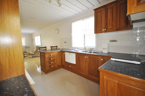 Ocean Wave - 1 Gold Coast 7