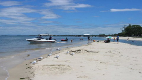 Lowset, Pet Friendly Cottage - Sunset Ave, Bongaree - 1 Gold Coast 2