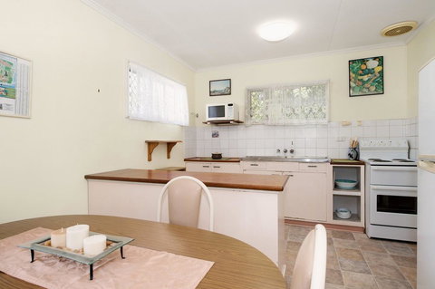Lowset, Pet Friendly Cottage - Sunset Ave, Bongaree - 1 Gold Coast 1