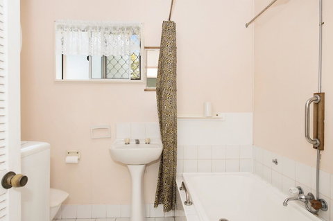 Lowset, Pet Friendly Cottage - Sunset Ave, Bongaree - 1 Gold Coast 17