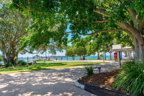 Lowset, Pet Friendly Cottage - Sunset Ave, Bongaree - 1 Gold Coast 3