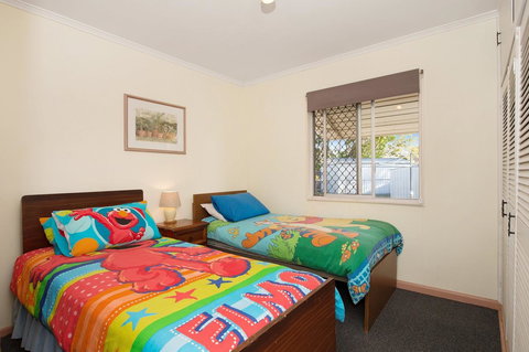 Lowset, Pet Friendly Cottage - Sunset Ave, Bongaree - 1 Gold Coast 7