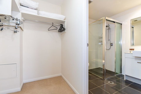 First Floor, Air Conditioned, Free Wi-Fi! - 1 Gold Coast 5