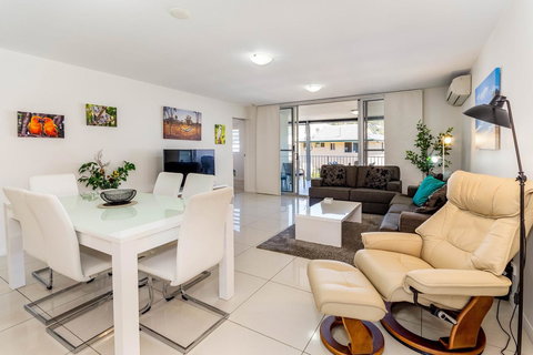 First Floor, Air Conditioned, Free Wi-Fi! - 1 Gold Coast 10