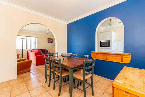 Fantastic Views From This Top Floor Unit! - Accommodation Gold Coast 2