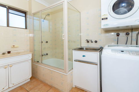 Fantastic Views From This Top Floor Unit! - Accommodation Gold Coast 3