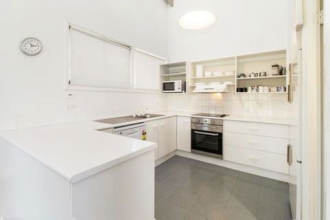 'Matilda' - Spacious & Centrally Located With Great Lake Views - Gold Coast 4U 3