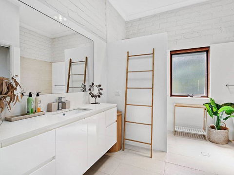 'Nunkeri', 5 Kerrie Close - Stunning House With Fabulous Views, Linen, WIFI & Air Conditioning - Accommodation Gold Coast 3