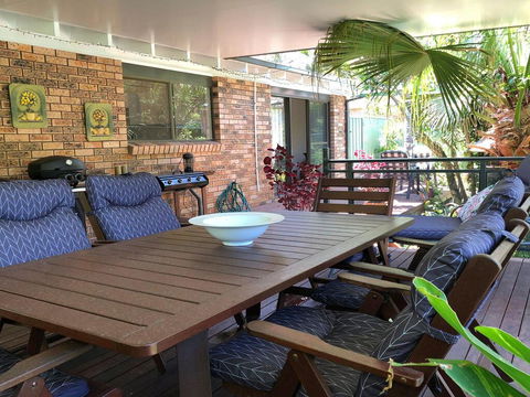 'Sandy Palms' 28 Moorooba Cr - Beautiful Home With Wifi, Air-con And Boat Parking - Accommodation Gold Coast 2