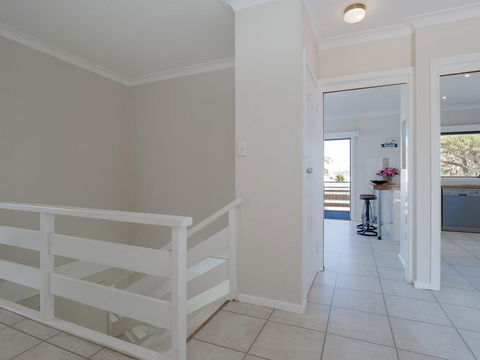 'SeaHaven', 2 Richardson Ave - Large Home With Aircon, Smart TV, WIFI, Netflix & Boat Parking - Gold Coast 4U 1