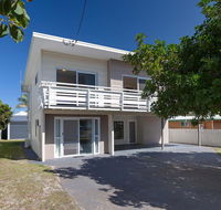 'SeaHaven' 2 Richardson Ave - Large home with Aircon Smart TV WIFI Netflix  Boat Parking - Gold Coast 4U